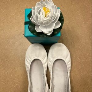 White lotus Tieks size 8 comes with box and flower